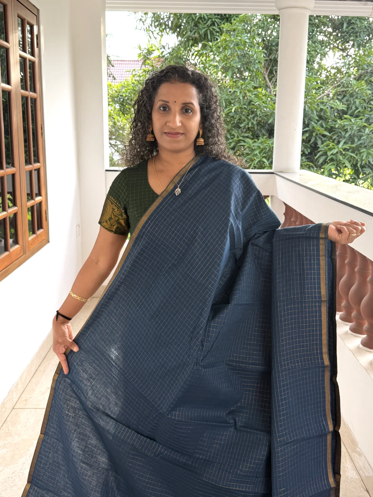 Peacock Blue Madurai Sungudi Cotton Saree With Zari Checks And Gold Border Psc110 1